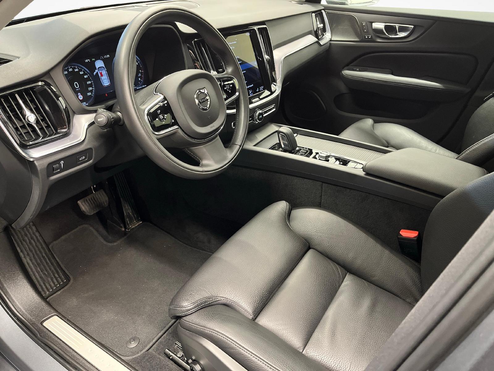 VOLVO V60 2.0 B4 Momentum-image-12