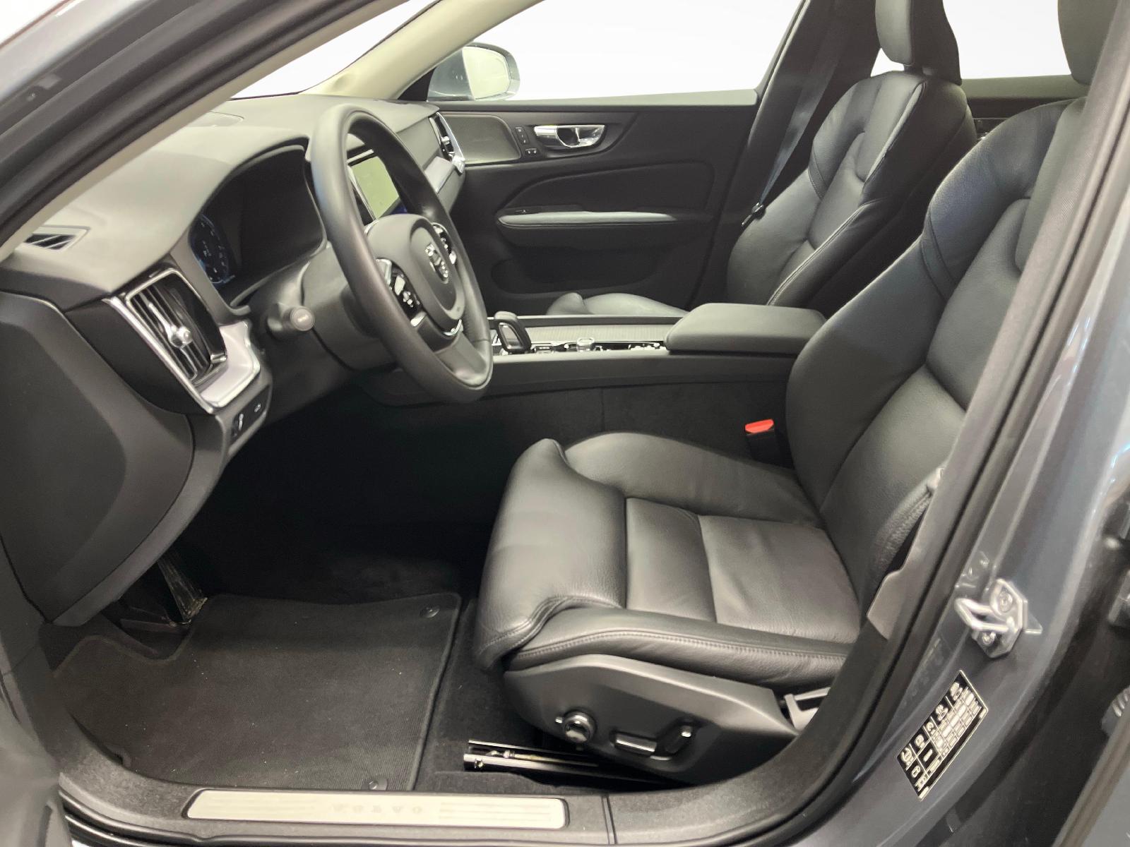 VOLVO V60 2.0 B4 Momentum-image-13