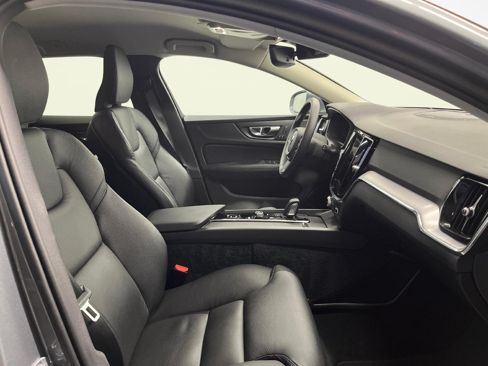 VOLVO V60 2.0 B4 Momentum-image-9