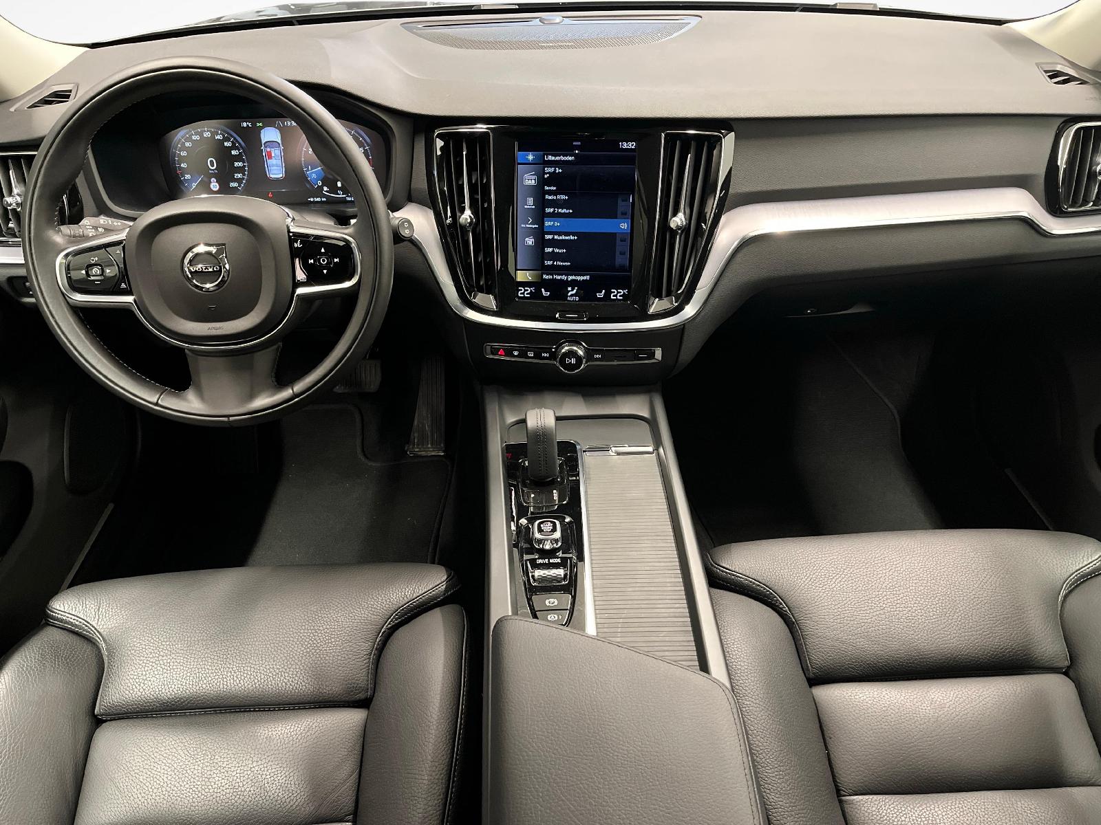 VOLVO V60 2.0 B4 Momentum-image-14