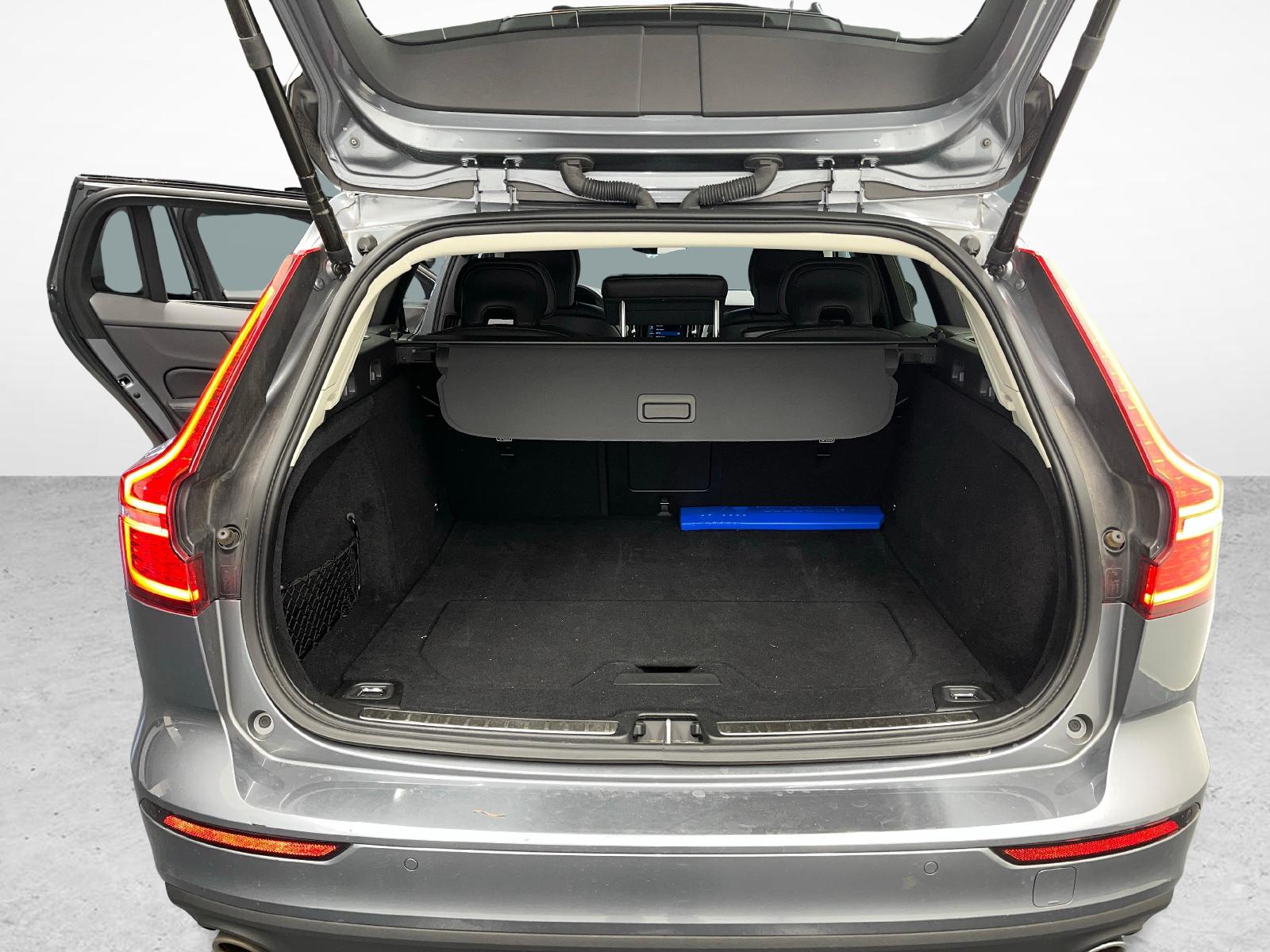 VOLVO V60 2.0 B4 Momentum-image-11