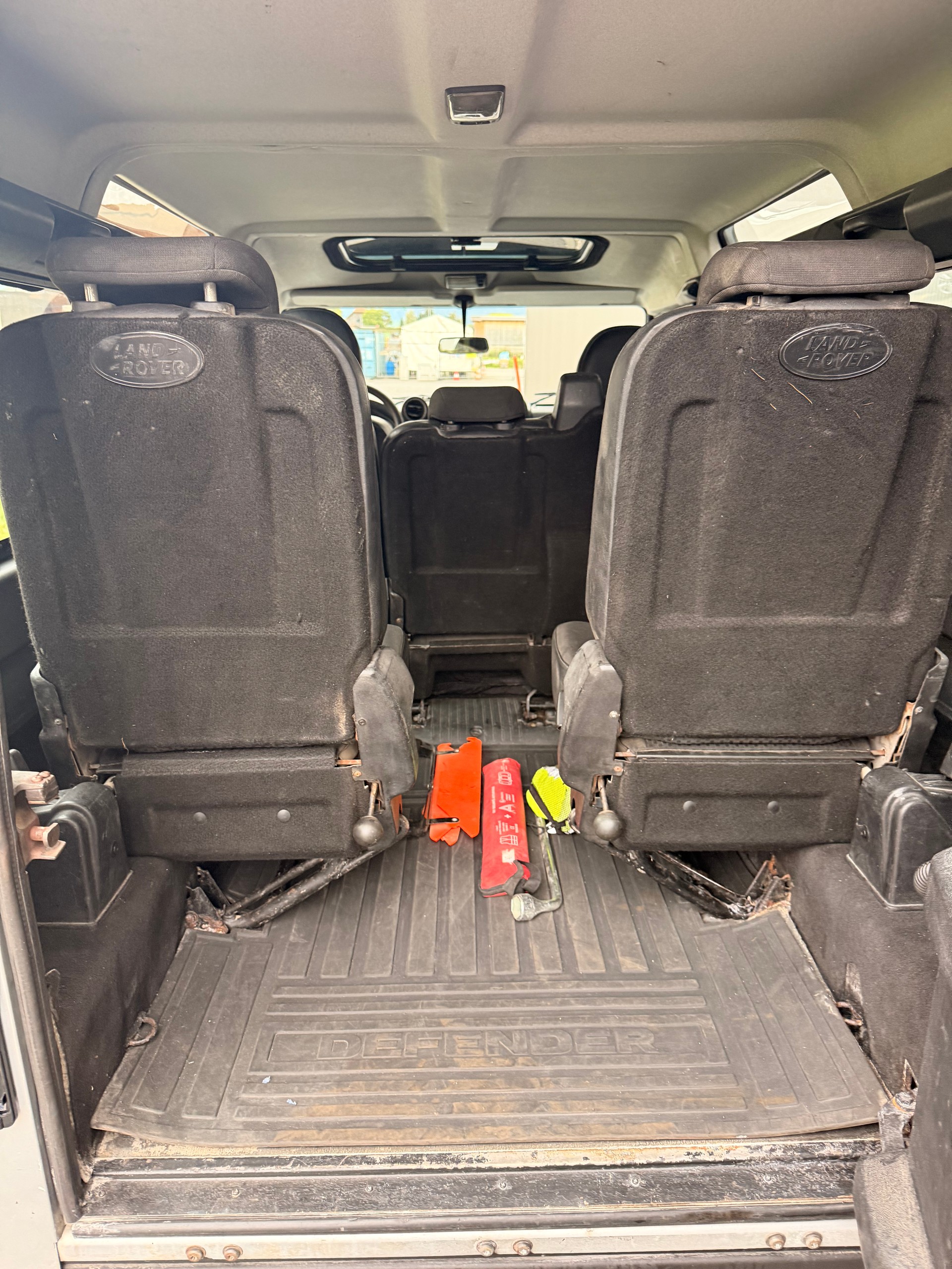 LAND ROVER Defender 110 TD4 2.4 "Silver Jet"-image-9