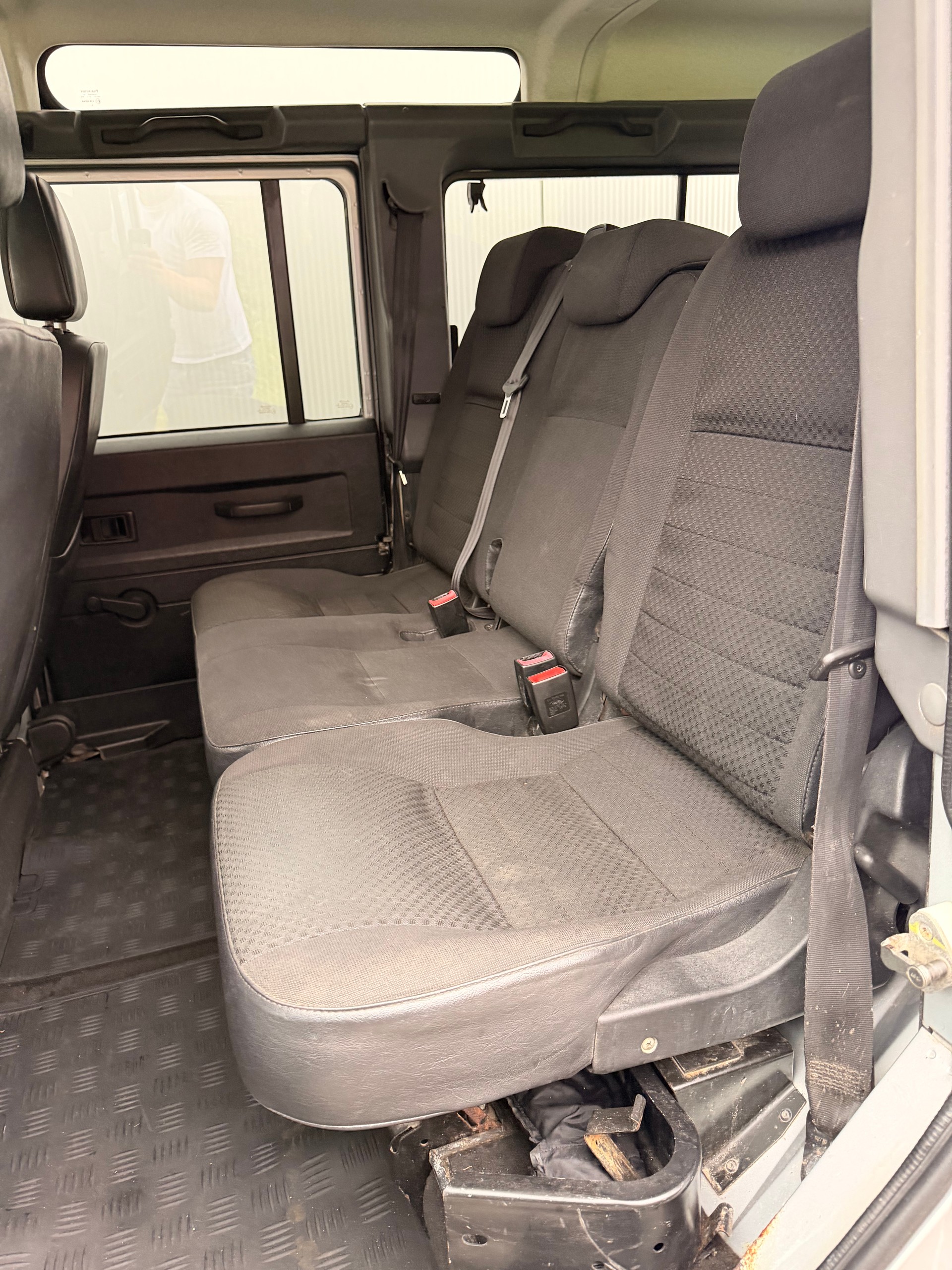 LAND ROVER Defender 110 TD4 2.4 "Silver Jet"-image-8