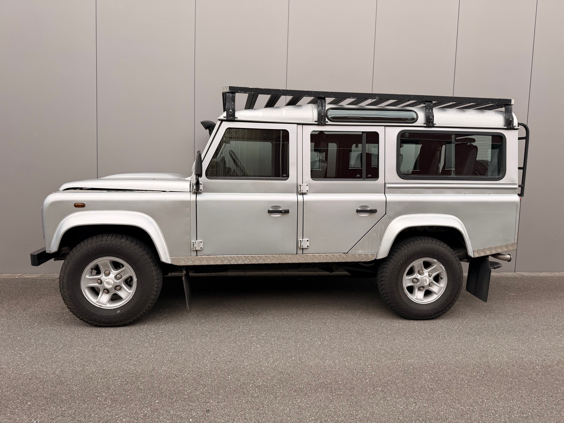 LAND ROVER Defender 110 TD4 2.4 "Silver Jet"-showroom-element-1