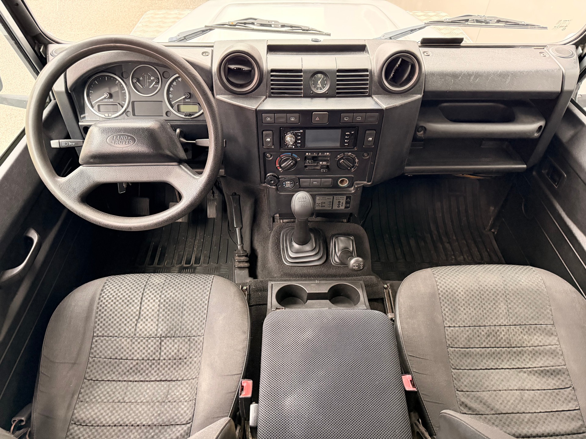 LAND ROVER Defender 110 TD4 2.4 "Silver Jet"-image-7
