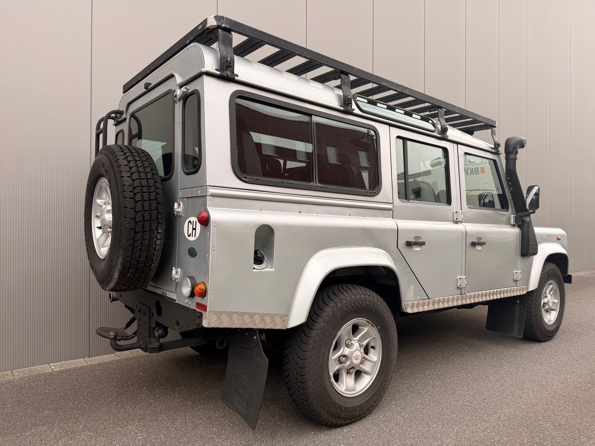 LAND ROVER Defender 110 TD4 2.4 "Silver Jet"-showroom-element-3
