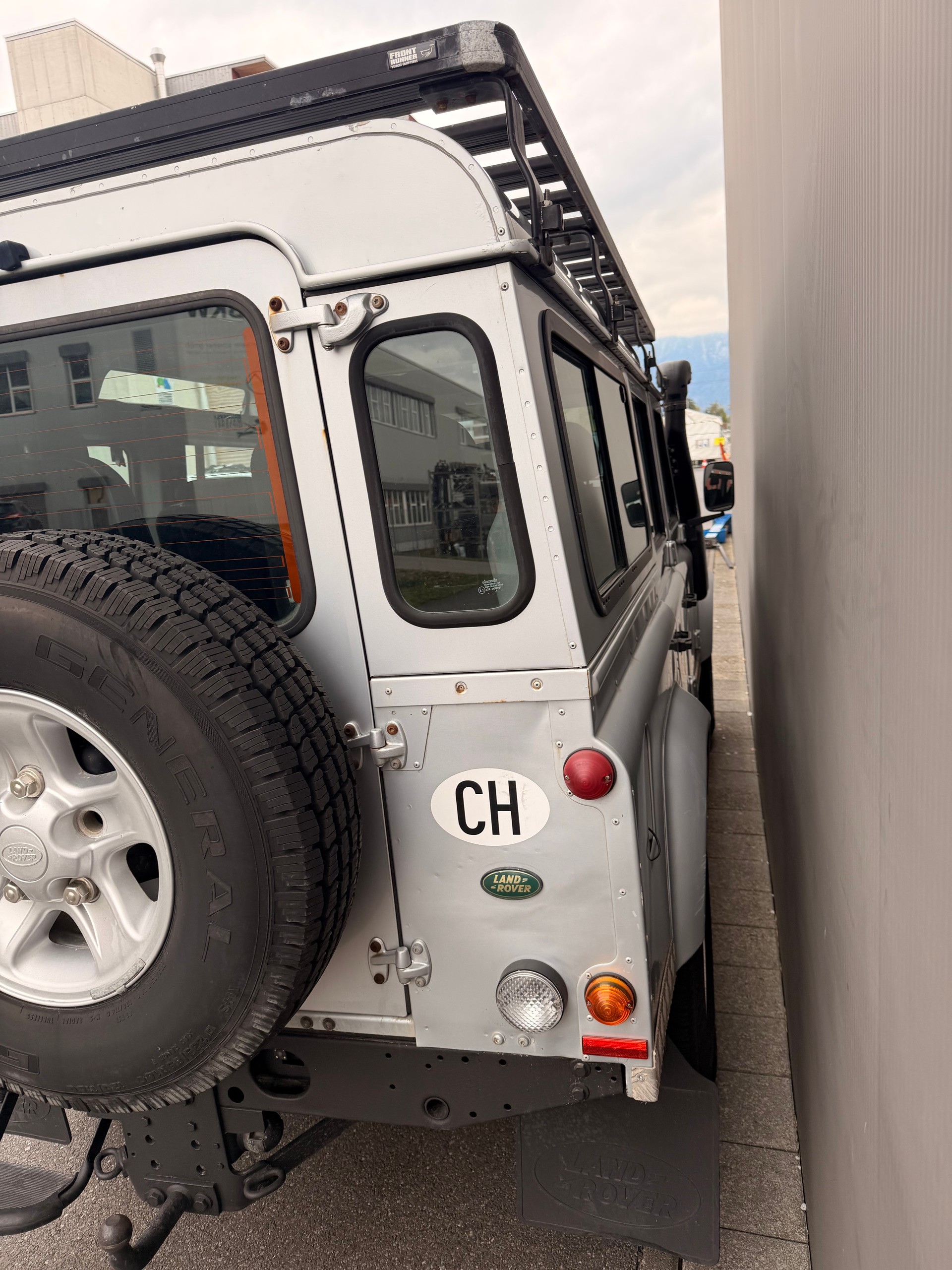 LAND ROVER Defender 110 TD4 2.4 "Silver Jet"-image-11