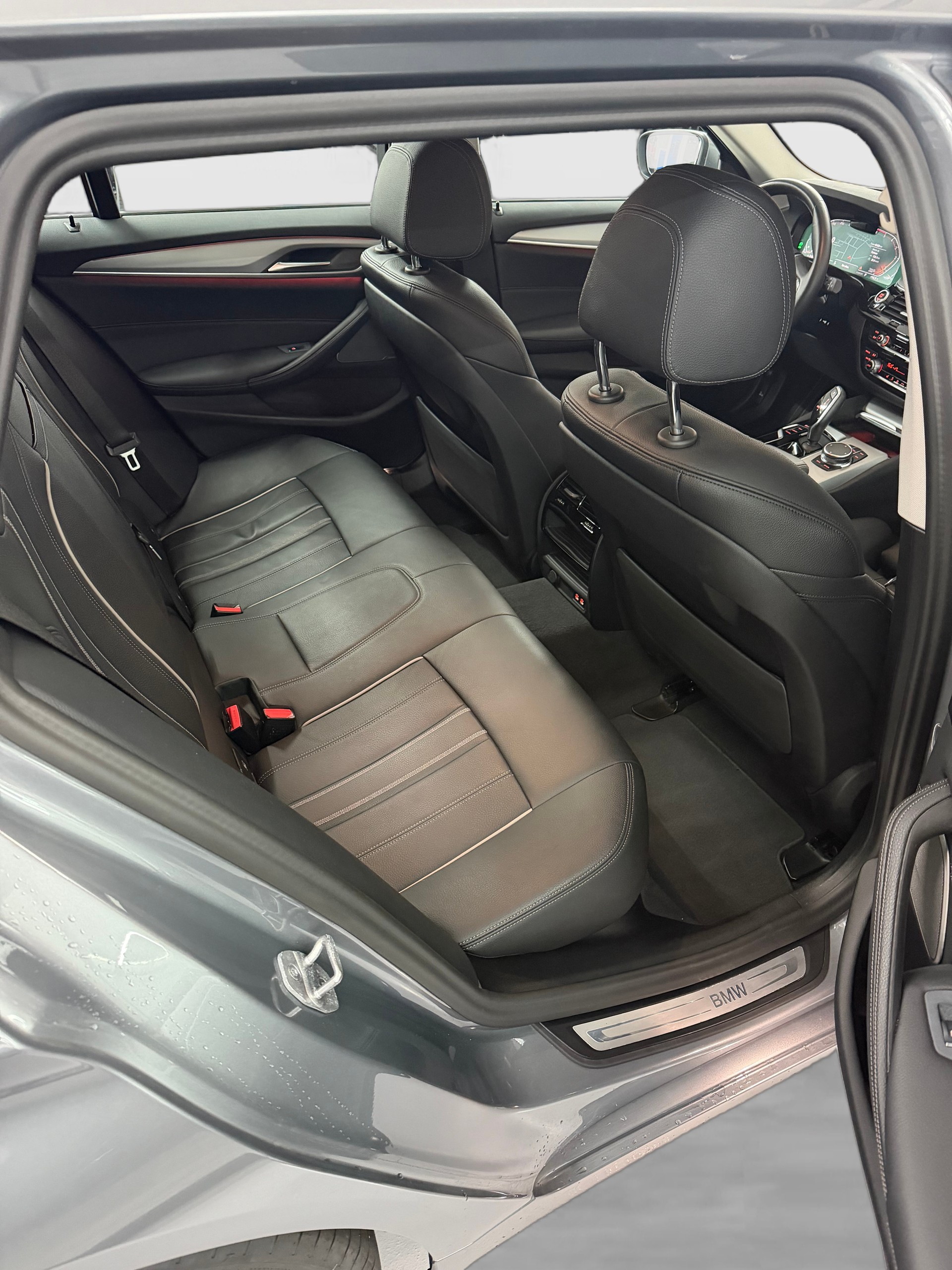 BMW 520d xDrive 48V Touring Steptronic-image-11