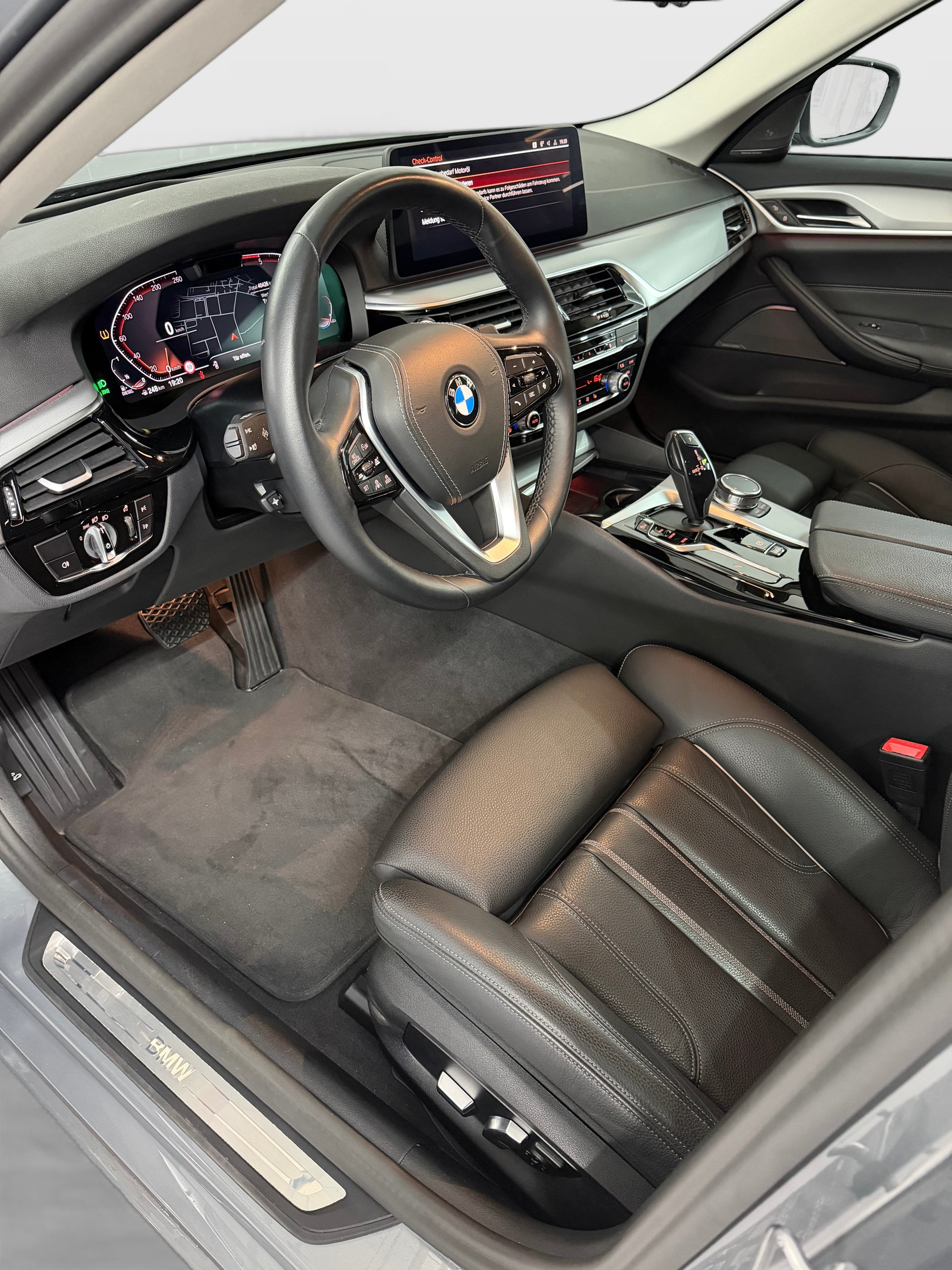 BMW 520d xDrive 48V Touring Steptronic-image-6