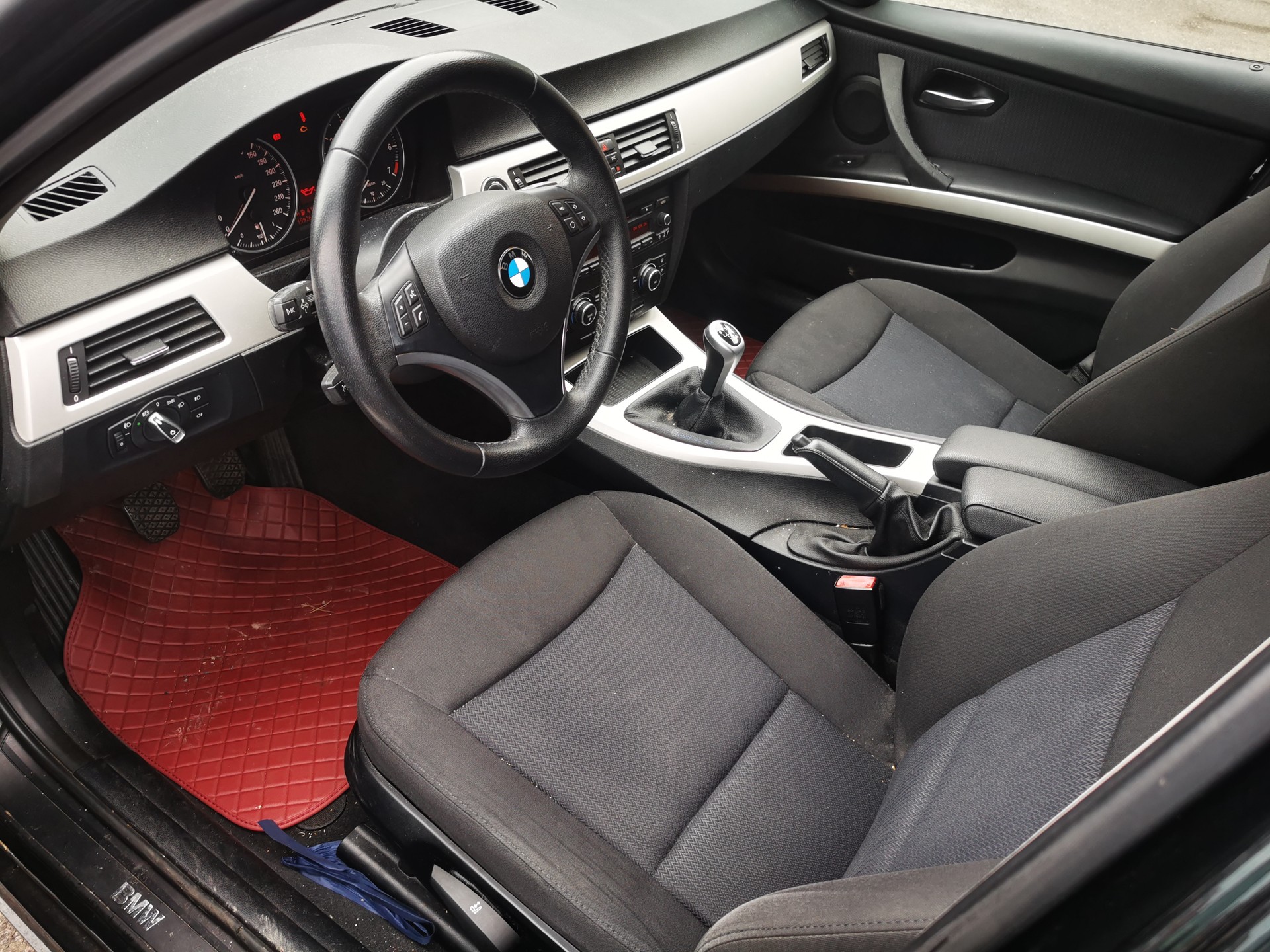BMW 318i Touring-image-14