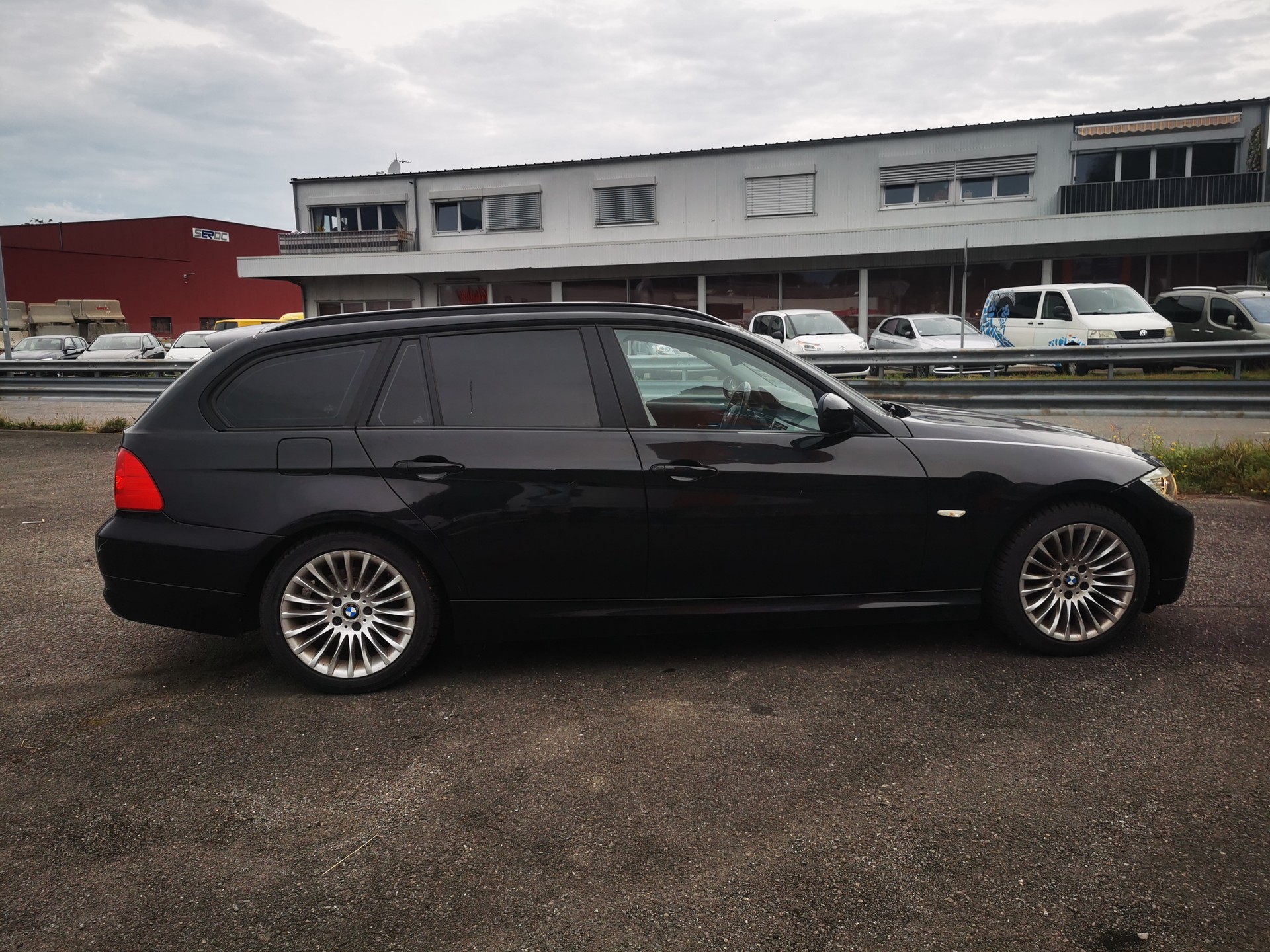 BMW 318i Touring-image-1