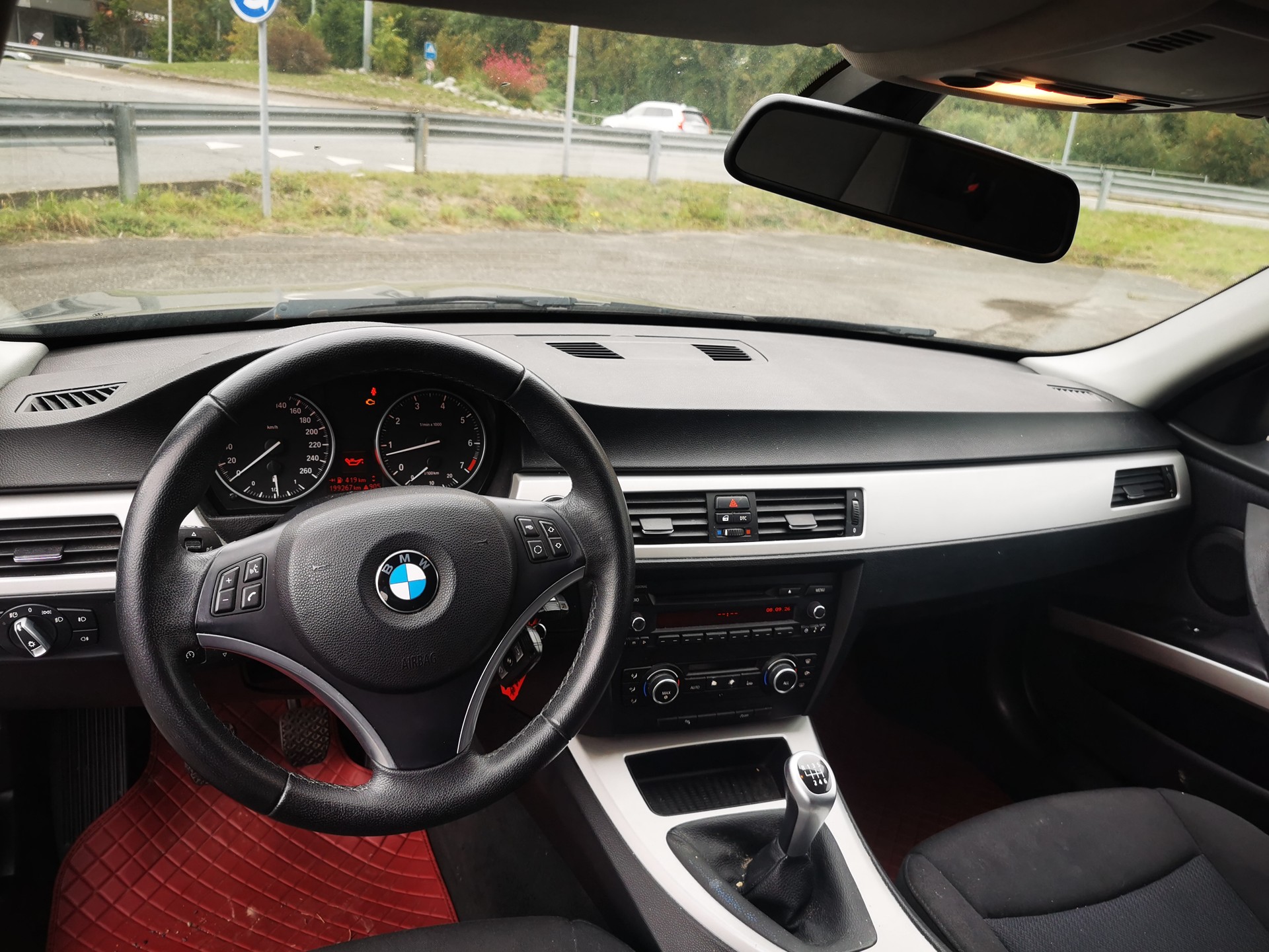 BMW 318i Touring-image-7
