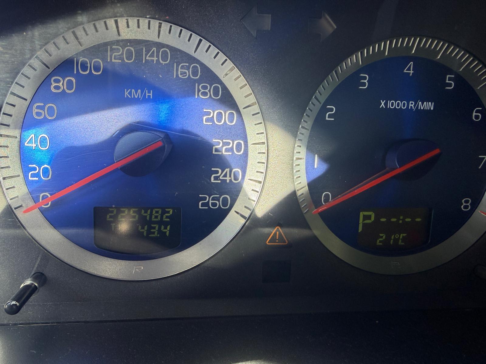 VOLVO V70 R AWD-image-8