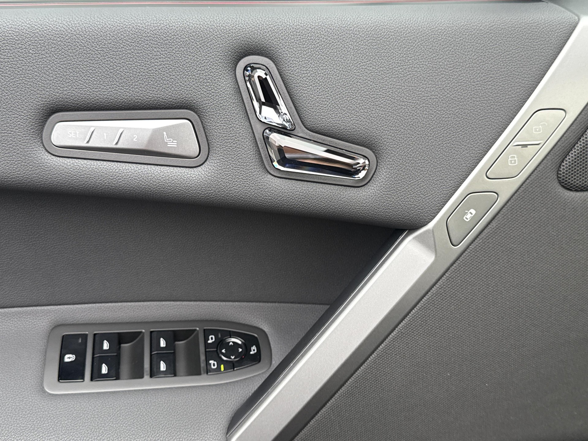 BMW iX xDrive45-image-18