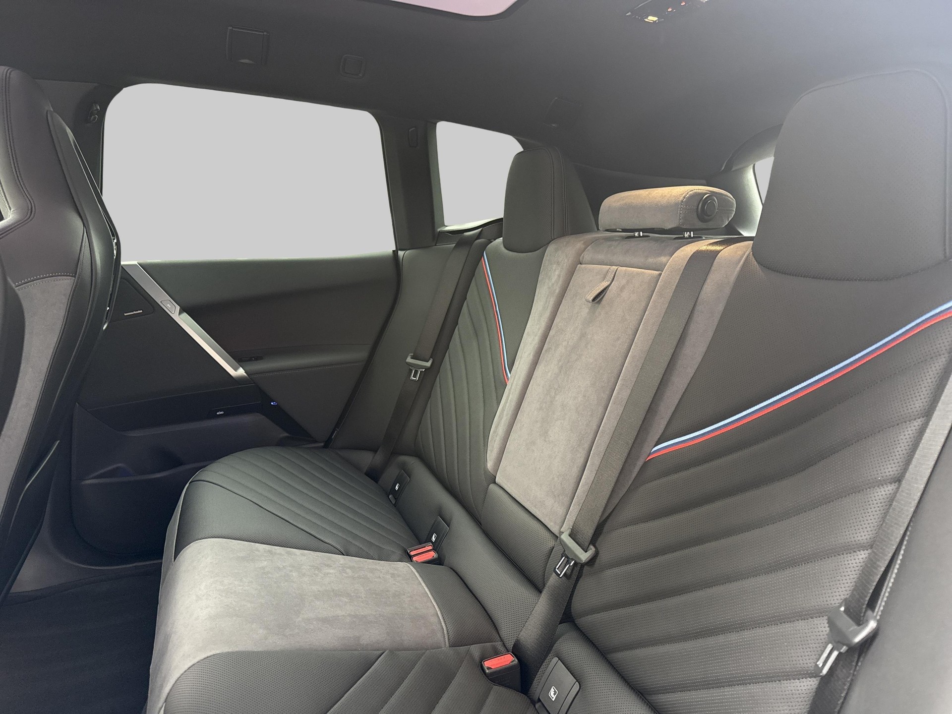 BMW iX xDrive45-image-16