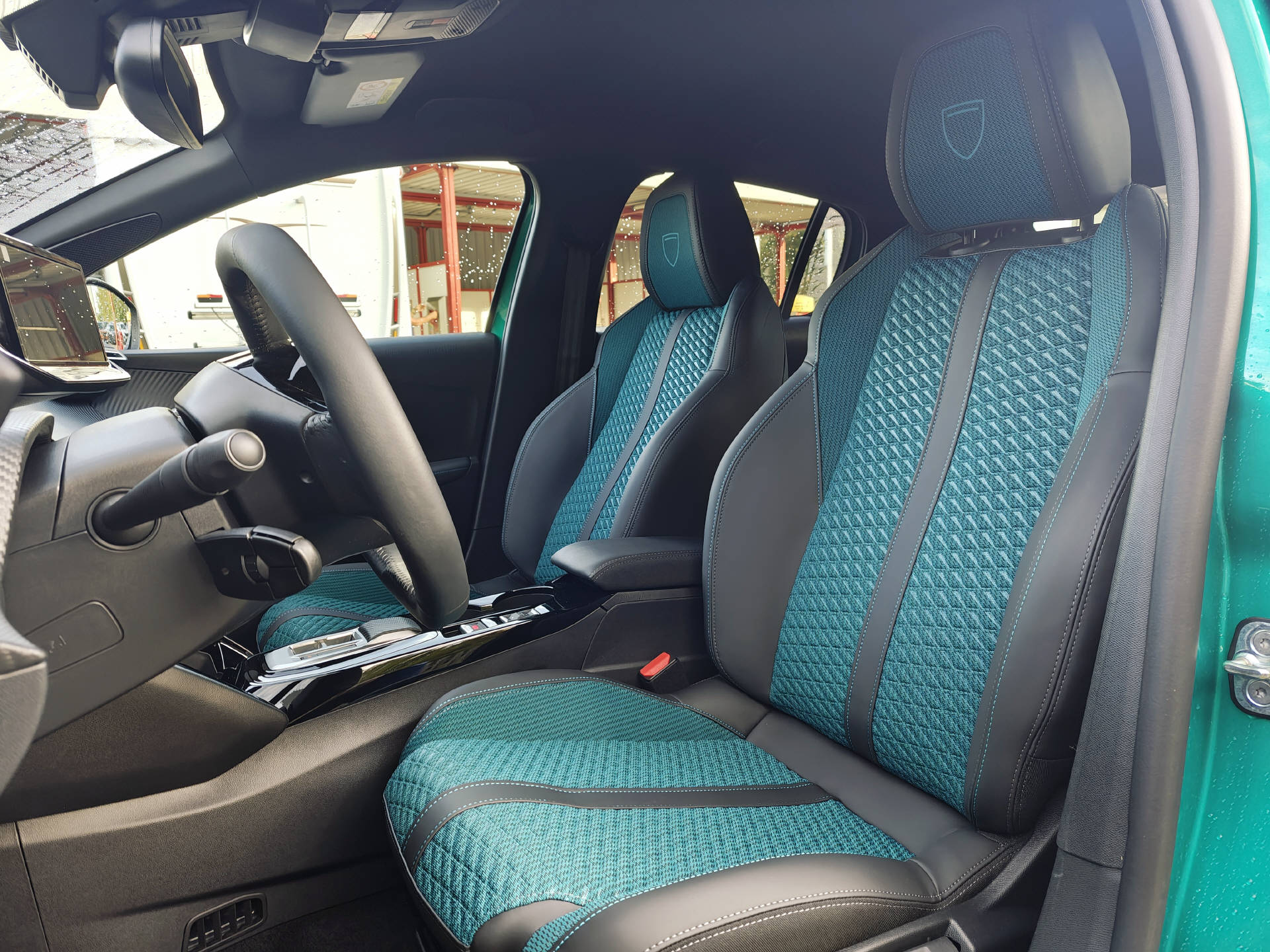 PEUGEOT 208 1.2 Hybrid Envy-image-8