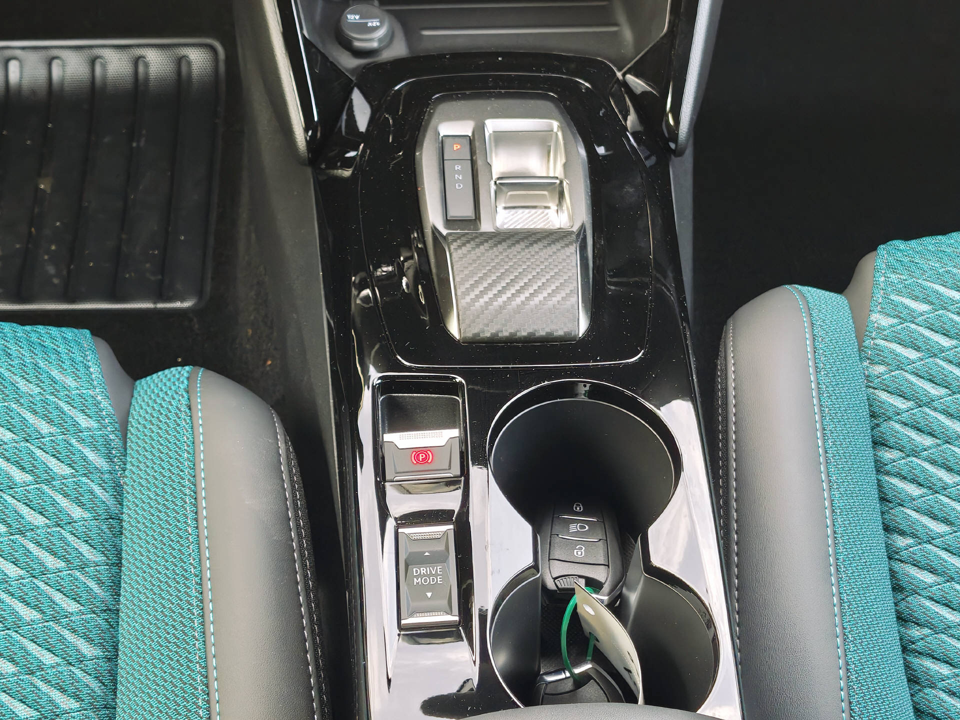 PEUGEOT 208 1.2 Hybrid Envy-image-14