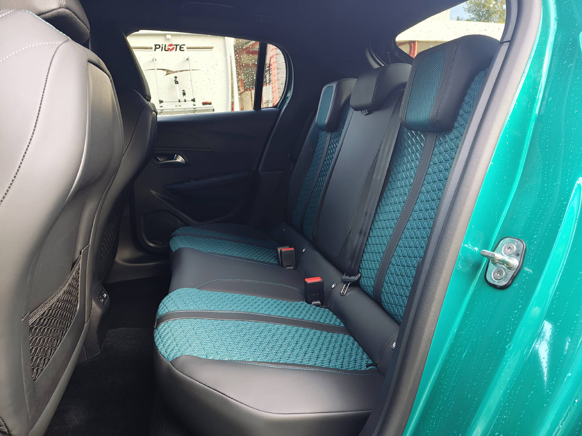 PEUGEOT 208 1.2 Hybrid Envy-image-9