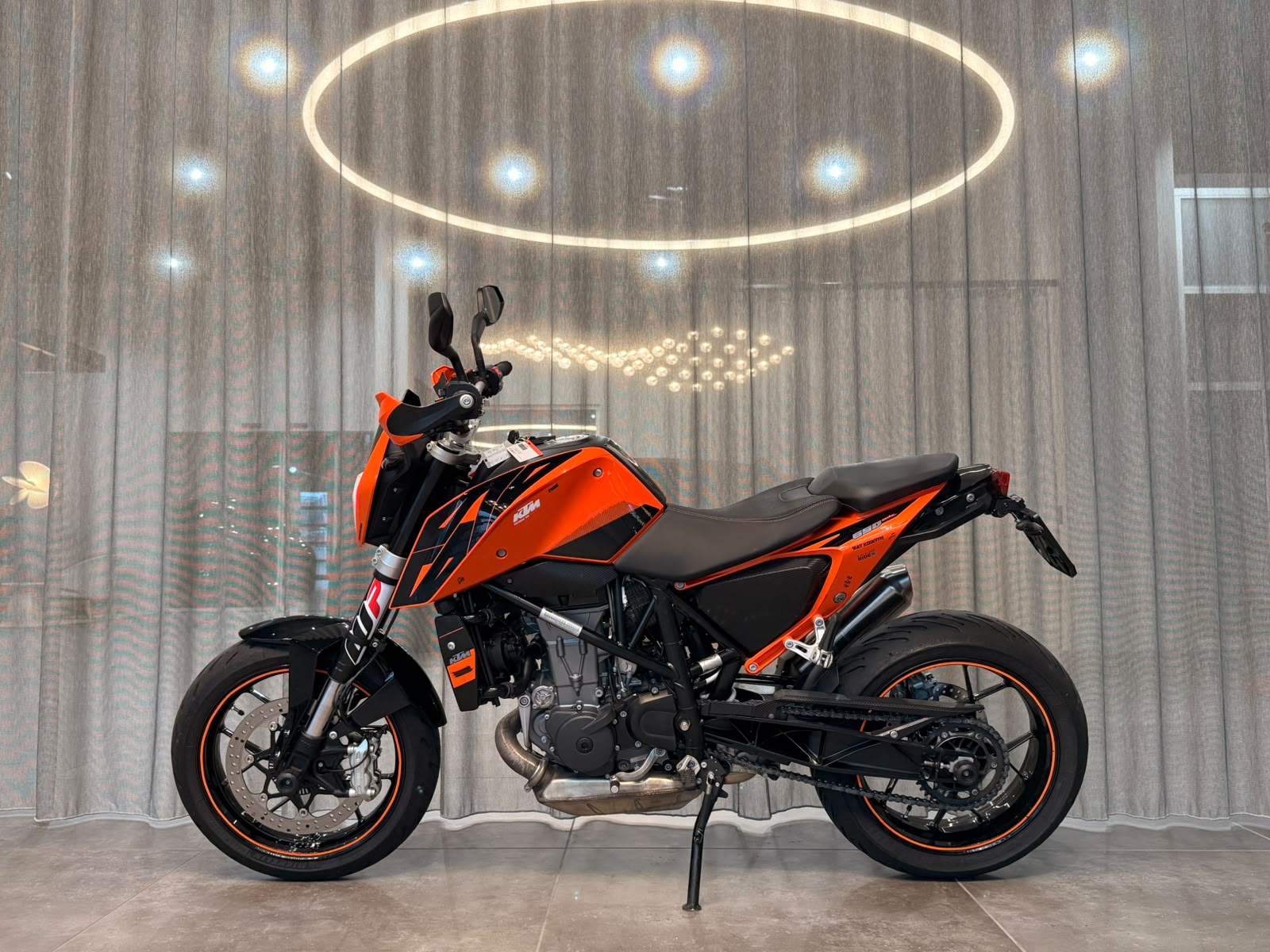 KTM 690 Duke-showroom-element-1