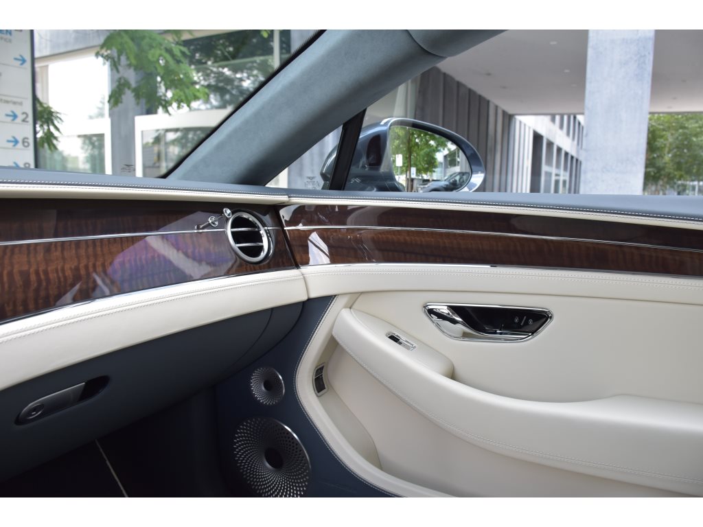 BENTLEY Continental GT V8 4.0 PHEV 680 PS-image-16