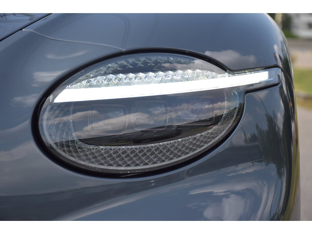 BENTLEY Continental GT V8 4.0 PHEV 680 PS-image-18