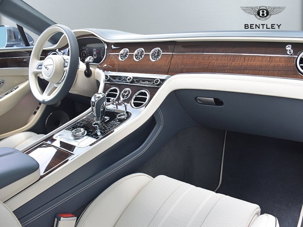 BENTLEY Continental GT V8 4.0 PHEV 680 PS-image-9