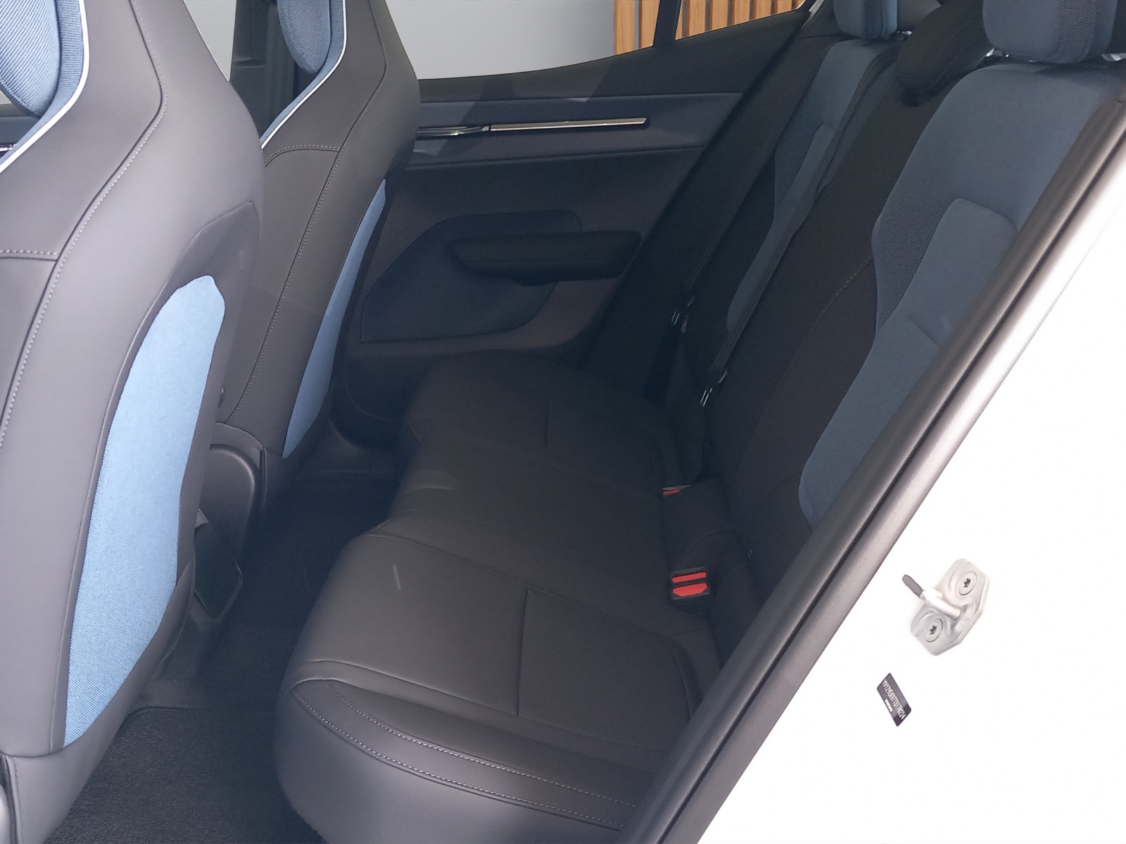 VOLVO EX30 CC E60 Twin Performance AWD-image-13
