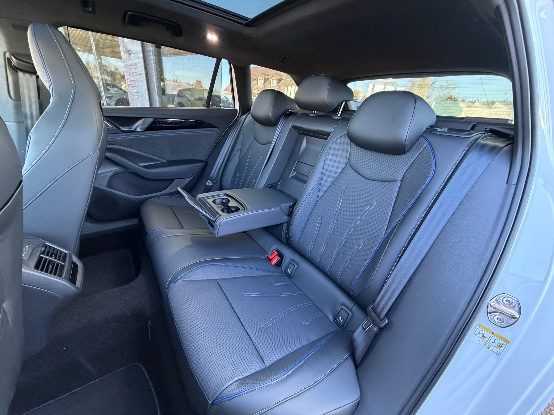 VW Passat Variant 2.0 TSI evo4 R-Line 4 Motion DSG-image-23