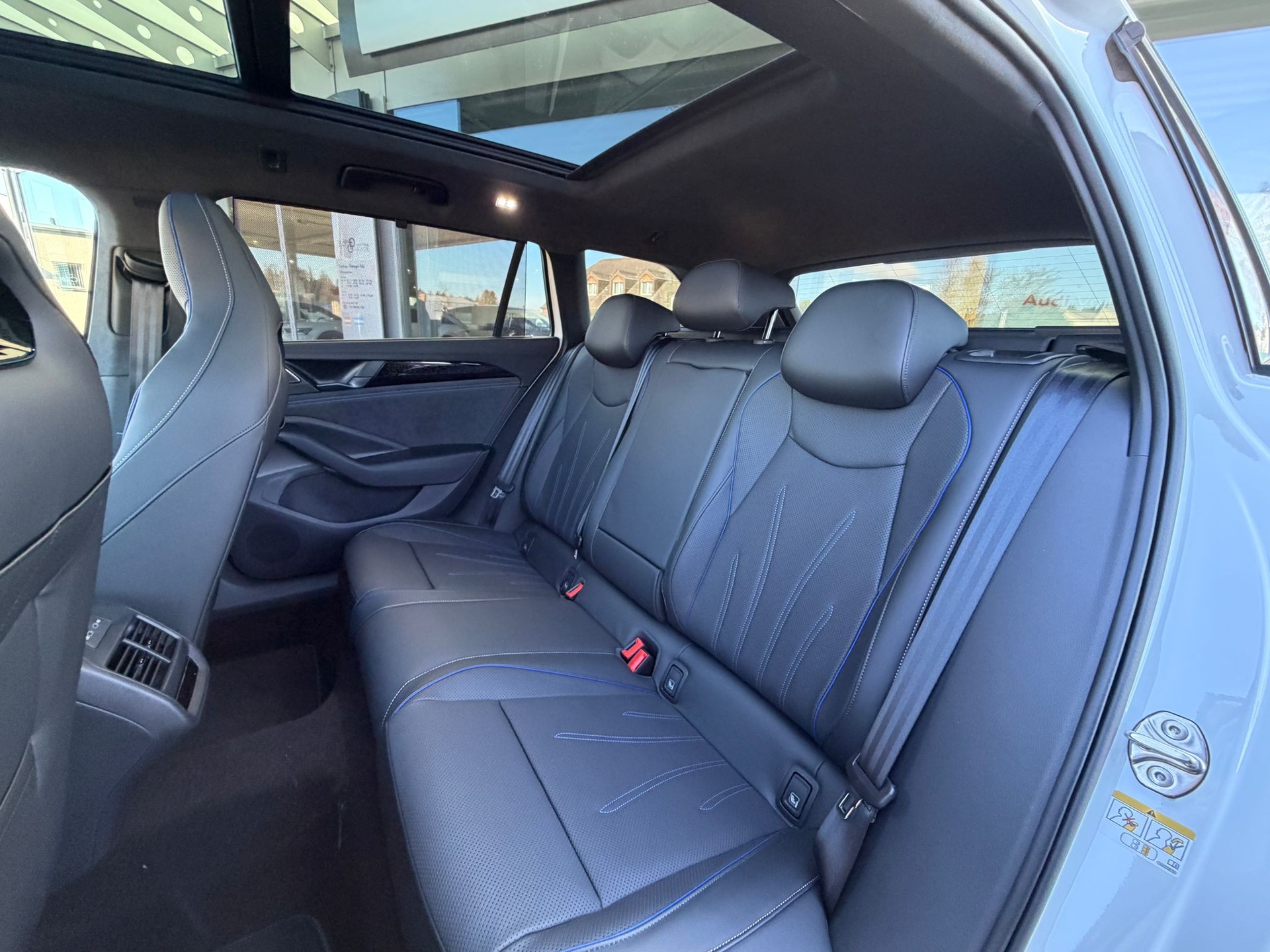 VW Passat Variant 2.0 TSI evo4 R-Line 4 Motion DSG-image-22