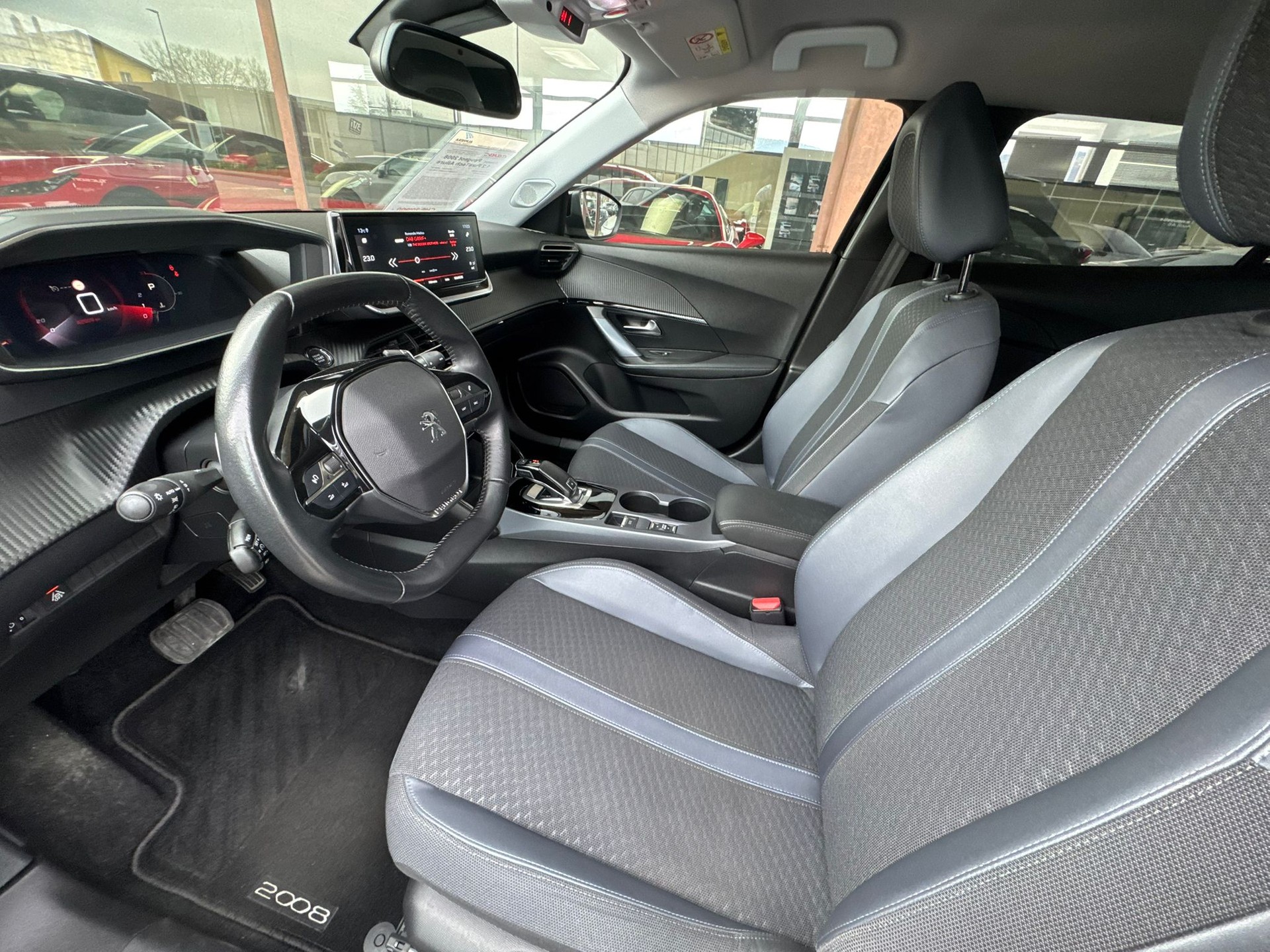 PEUGEOT 2008 1.2 PureTech Allure EAT8-image-6