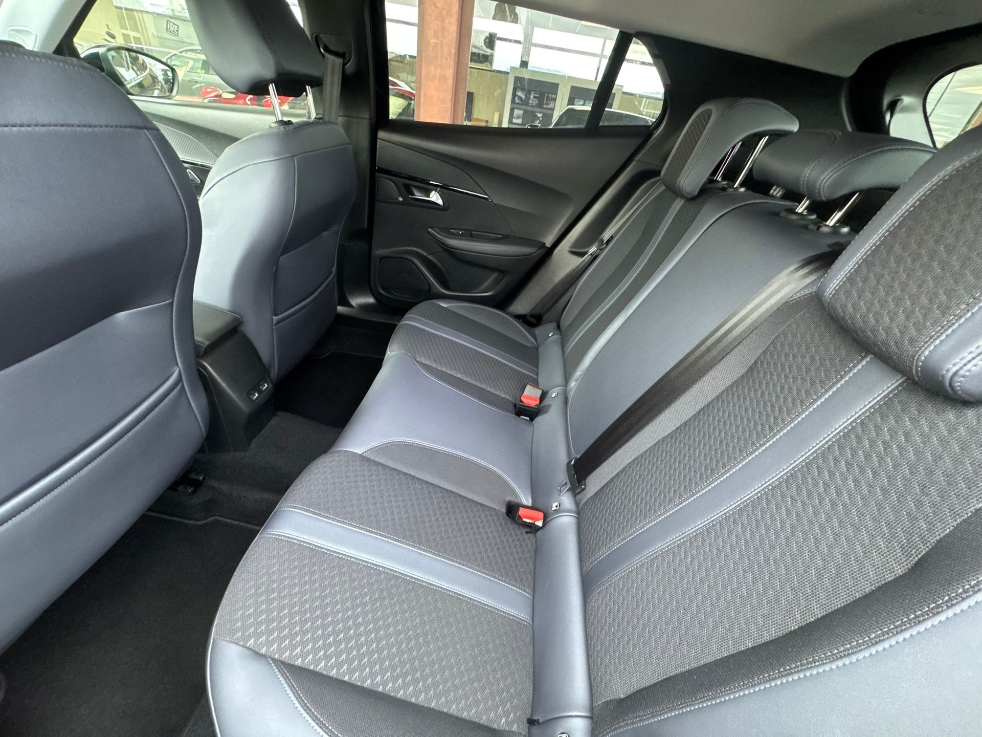 PEUGEOT 2008 1.2 PureTech Allure EAT8-image-7