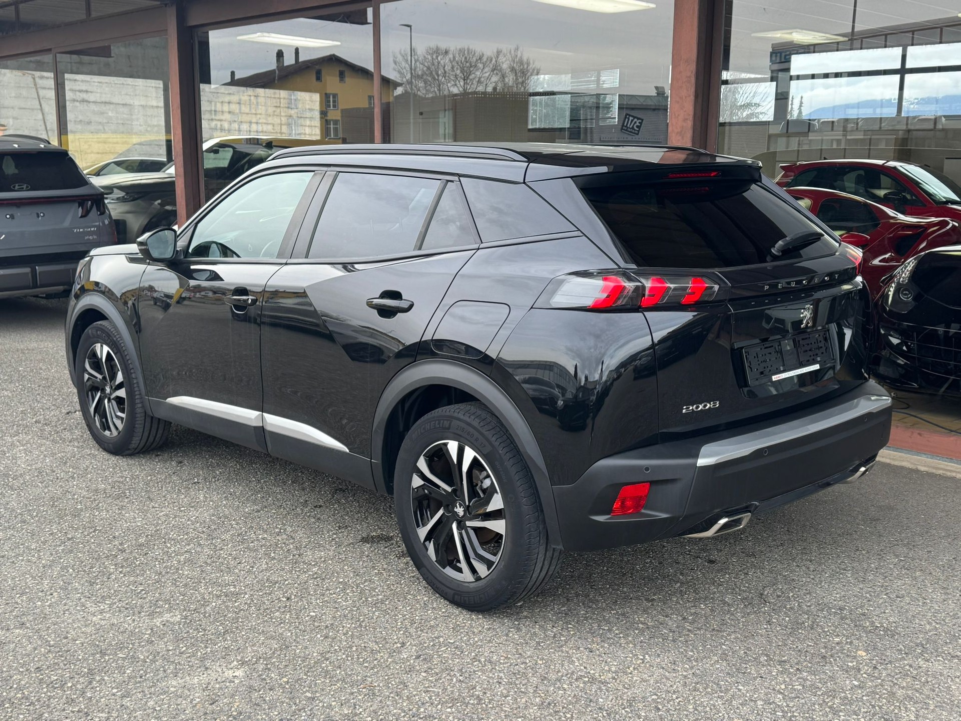 PEUGEOT 2008 1.2 PureTech Allure EAT8-image-3