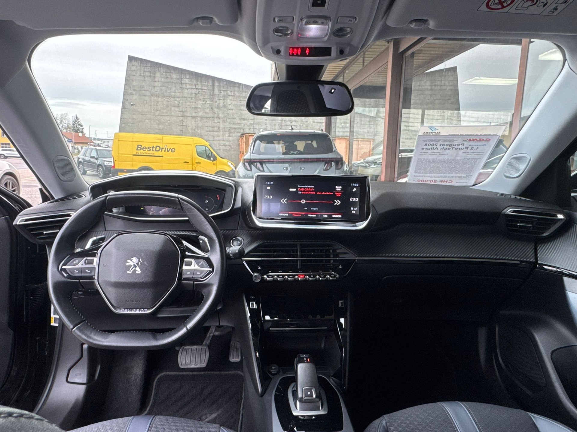 PEUGEOT 2008 1.2 PureTech Allure EAT8-image-8