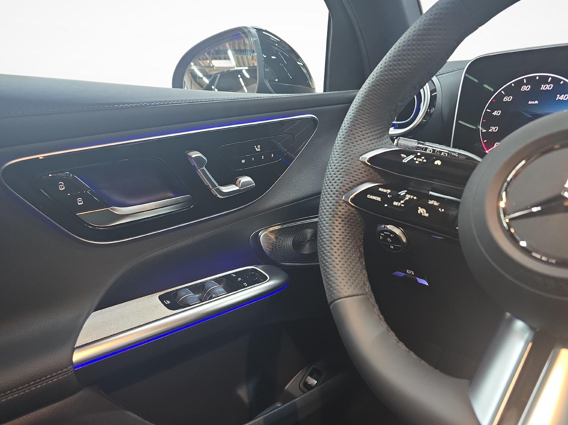 MERCEDES-BENZ GLC 300 AMG Line 4matic-image-4