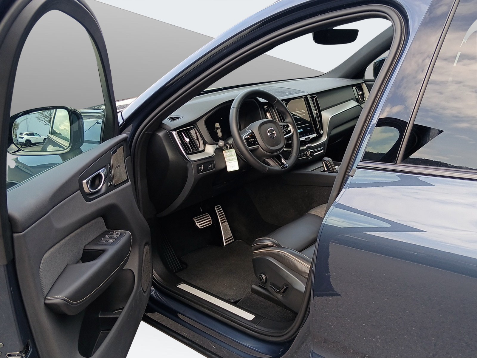VOLVO XC60 2.0 B5 MH R-Design AWD-image-10