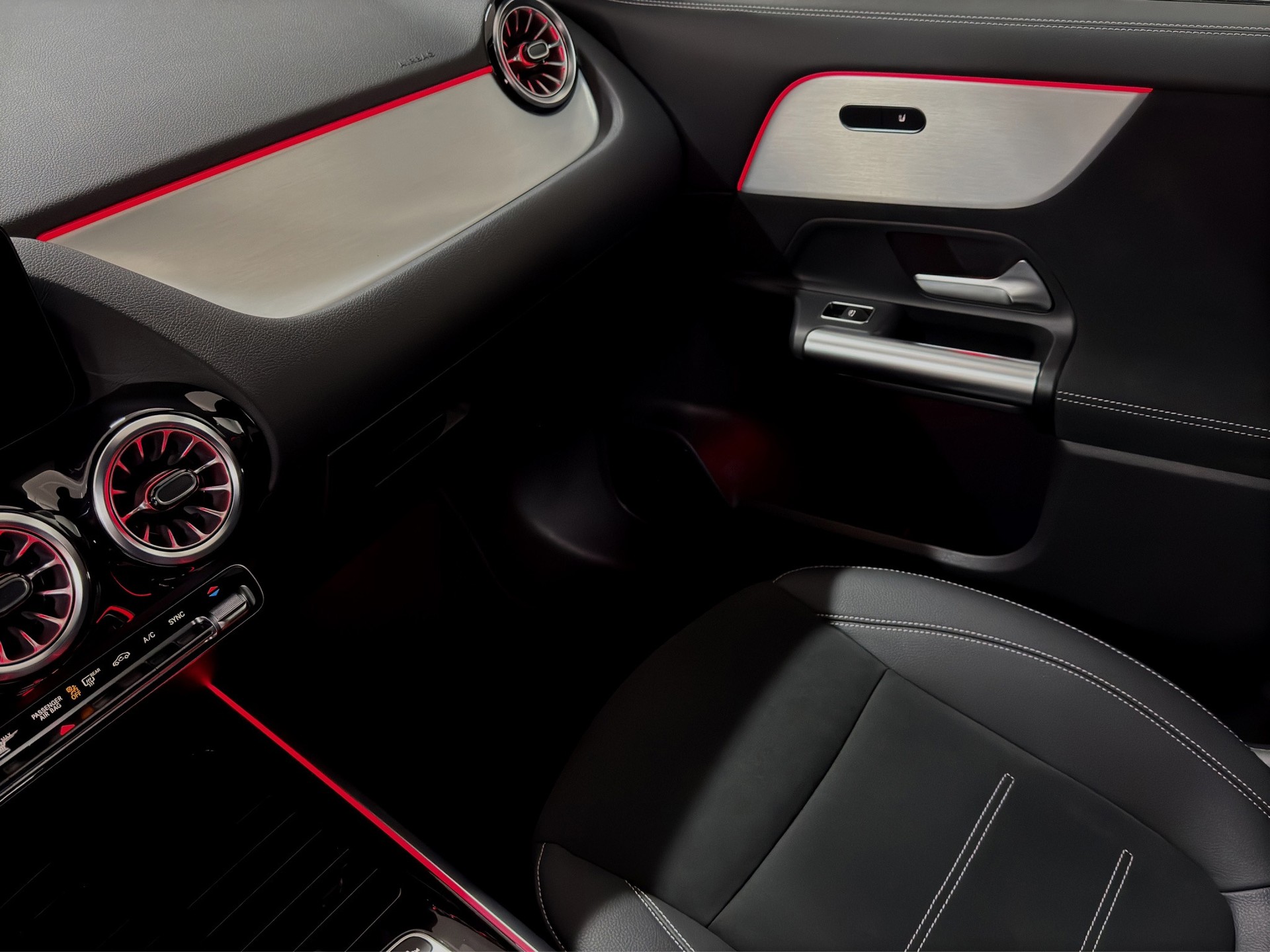 MERCEDES-BENZ NEW GLA 200 AMG Line Premium 7G-DCT Night Edition-image-19
