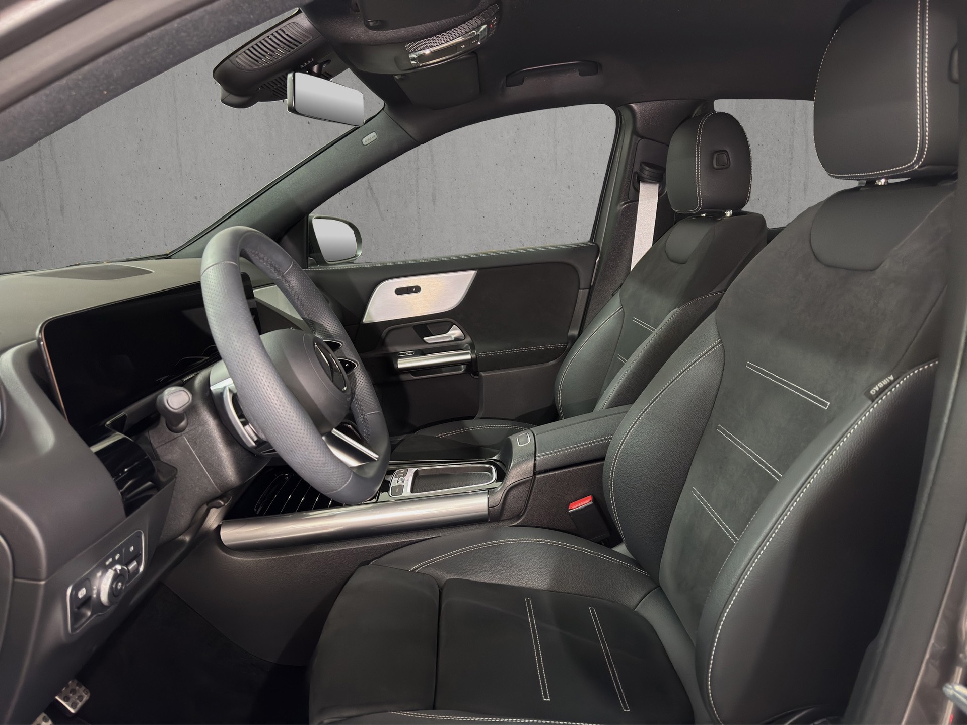 MERCEDES-BENZ NEW GLA 200 AMG Line Premium 7G-DCT Night Edition-image-7