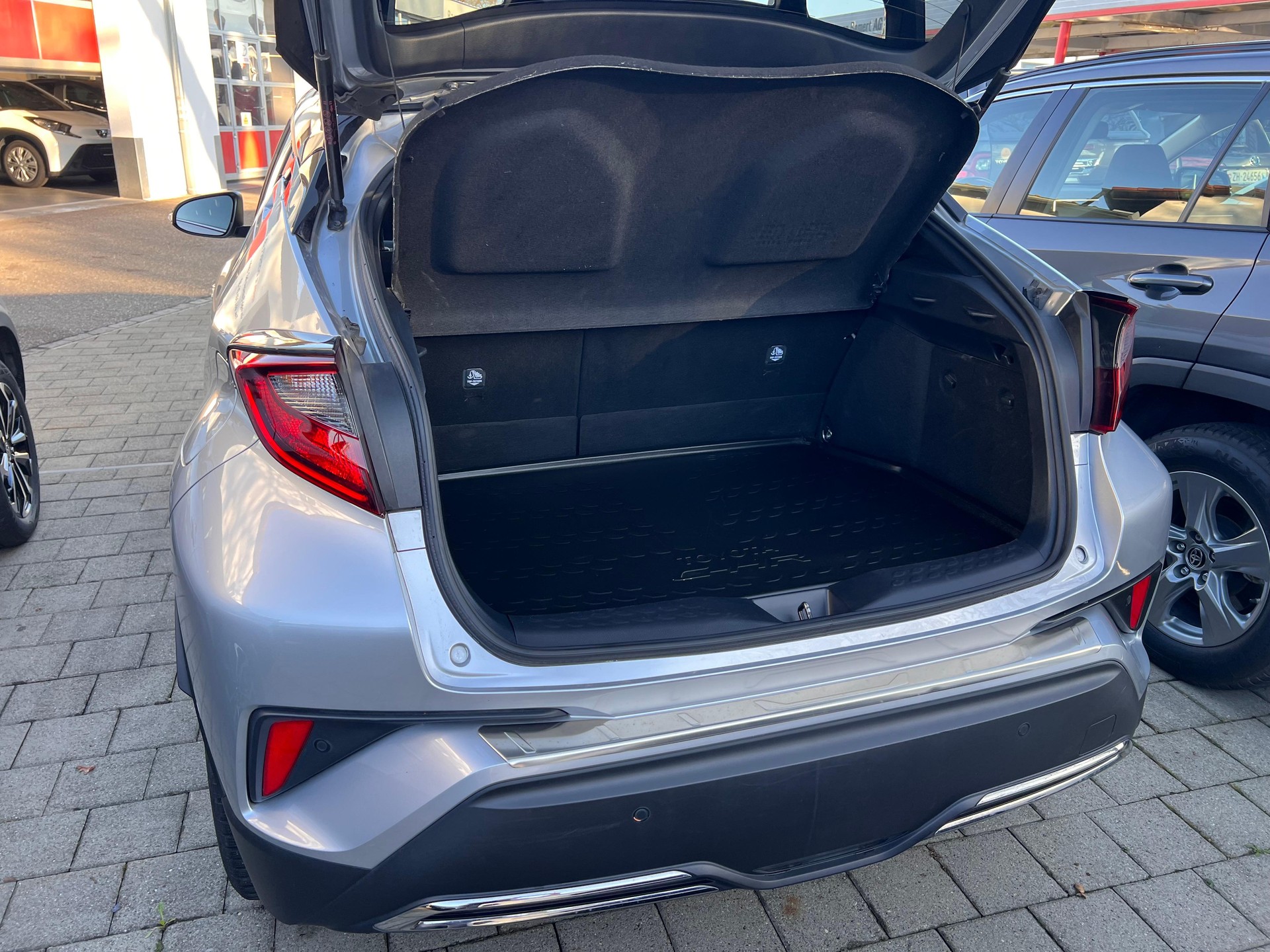 TOYOTA C-HR 2.0 VVTi HSD Trend-image-6