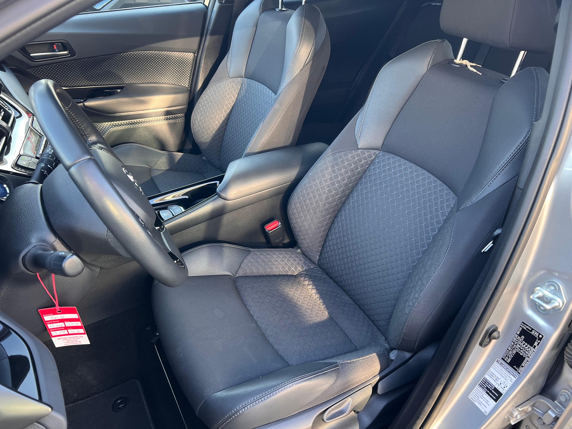 TOYOTA C-HR 2.0 VVTi HSD Trend-image-9