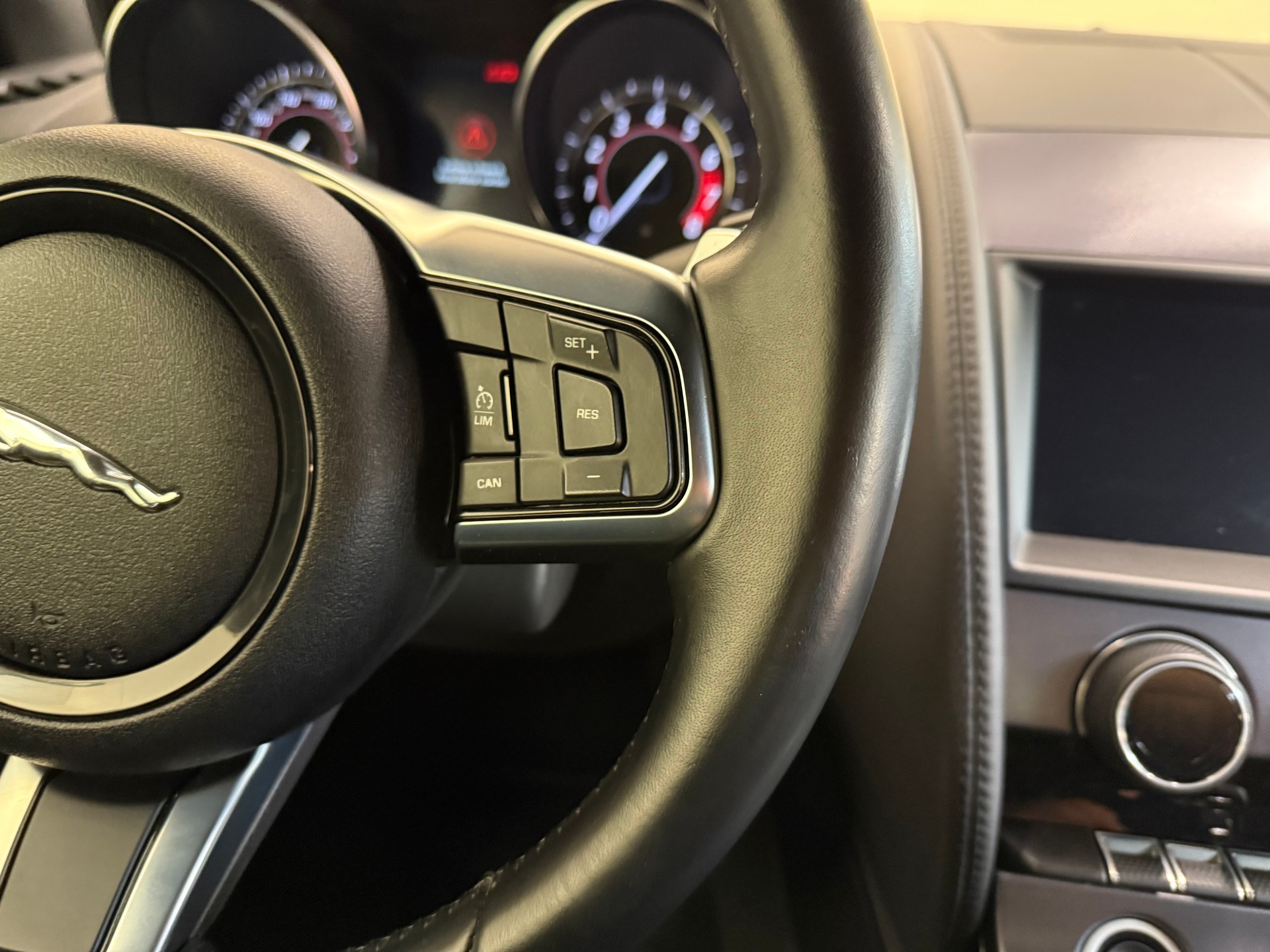 JAGUAR F-Type Coupé 2.0 I4 Automatik-image-22