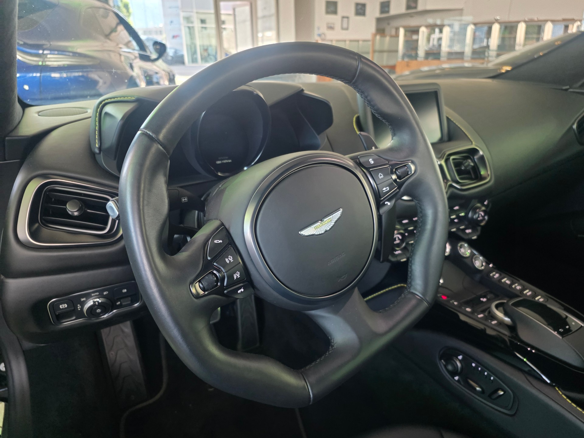 ASTON MARTIN V8 Vantage 4.0 Coupé-image-12