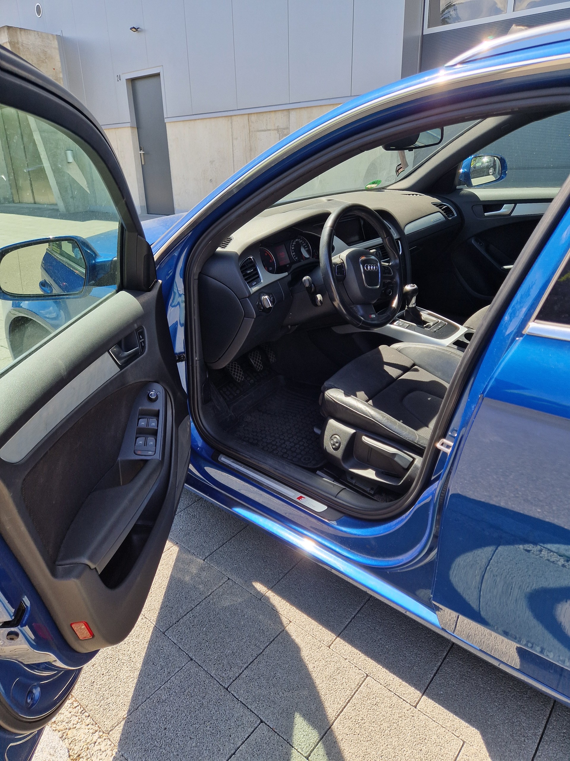 AUDI A4 Avant 3.0 TDI quattro-image-9