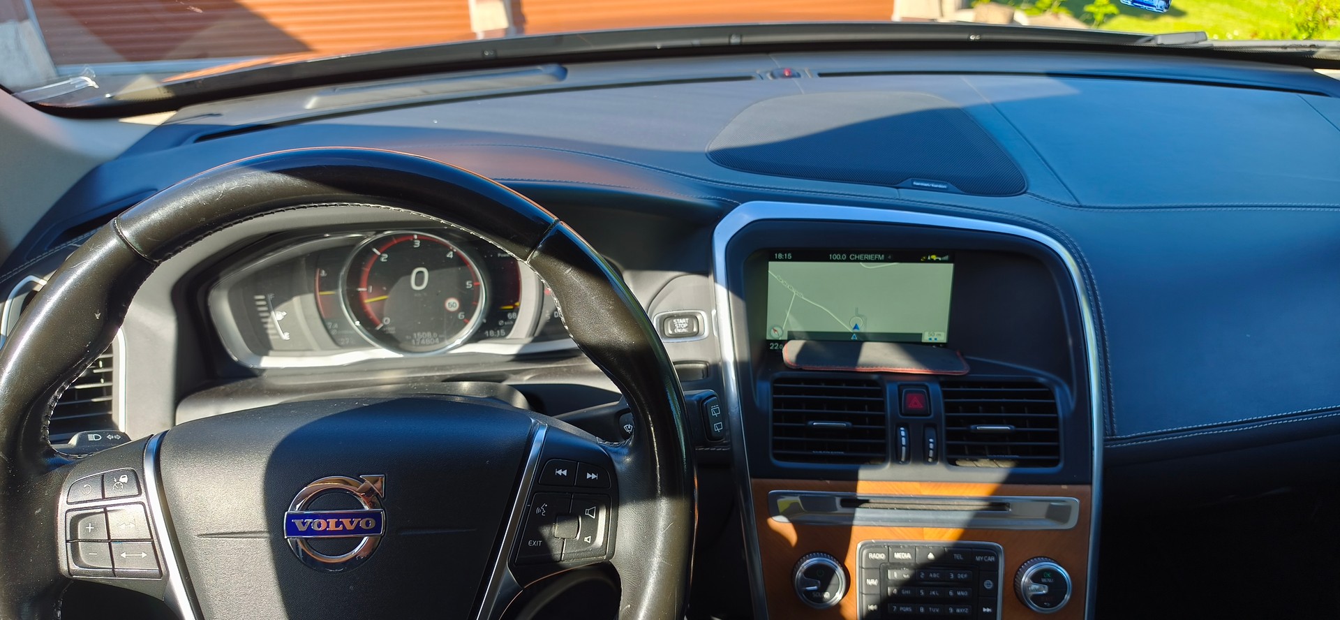VOLVO 2.4 D5 Momentum AWD S/S-image-2