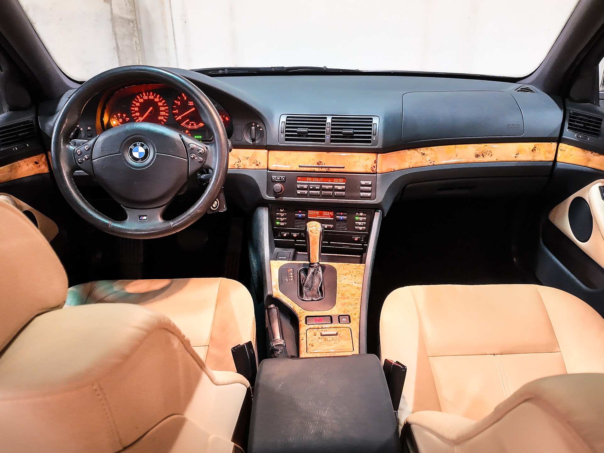 BMW 528i | Individual-Manufaktur| 1.Hand | Skarabeusgruen | Nappa-Leder Indivual | Schiebedach | Komfort-sitze |-image-9
