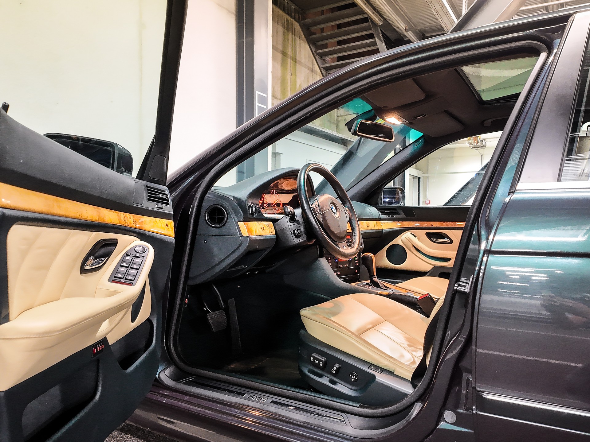 BMW 528i | Individual-Manufaktur| 1.Hand | Skarabeusgruen | Nappa-Leder Indivual | Schiebedach | Komfort-sitze |-image-8