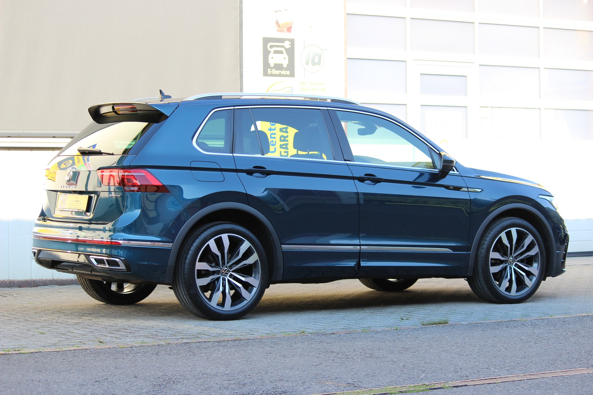 VW Tiguan 2.0 TDI SCR R-Line 4Motion DSG-image-8