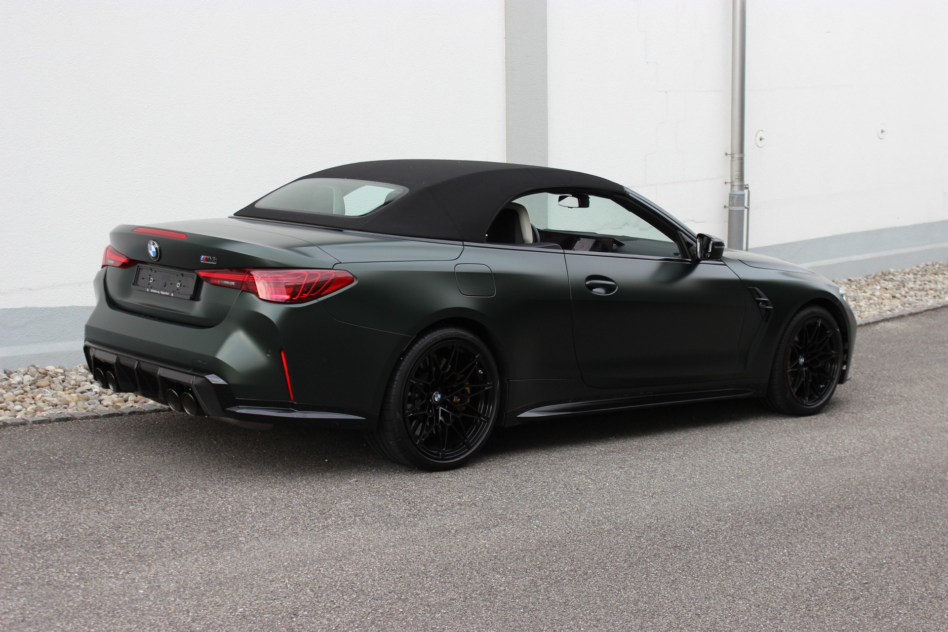 BMW M4 Cabrio Competition M CARBON EXTERIEURPAKET Individual *Frozen Deep Green*-image-4