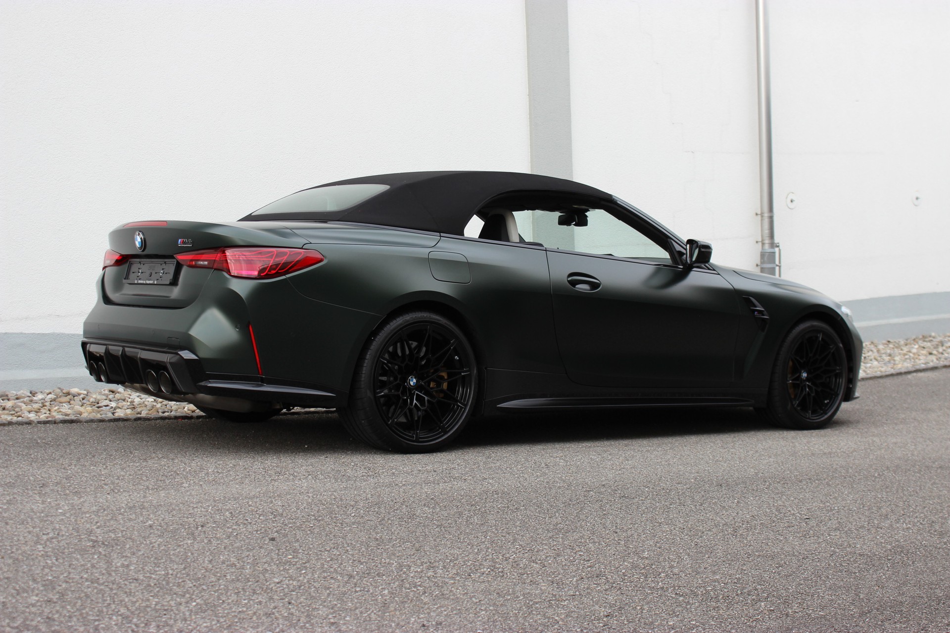 BMW M4 Cabrio Competition M CARBON EXTERIEURPAKET Individual *Frozen Deep Green*-image-0