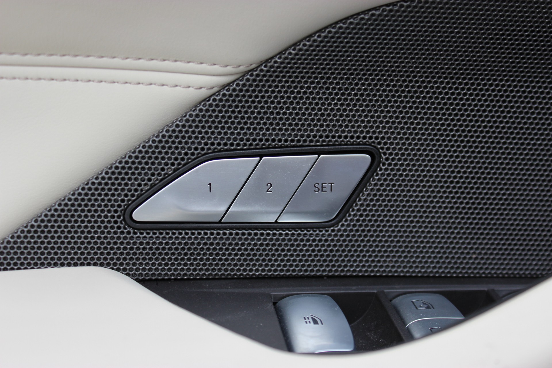 BMW M4 Cabrio Competition M CARBON EXTERIEURPAKET Individual *Frozen Deep Green*-image-10