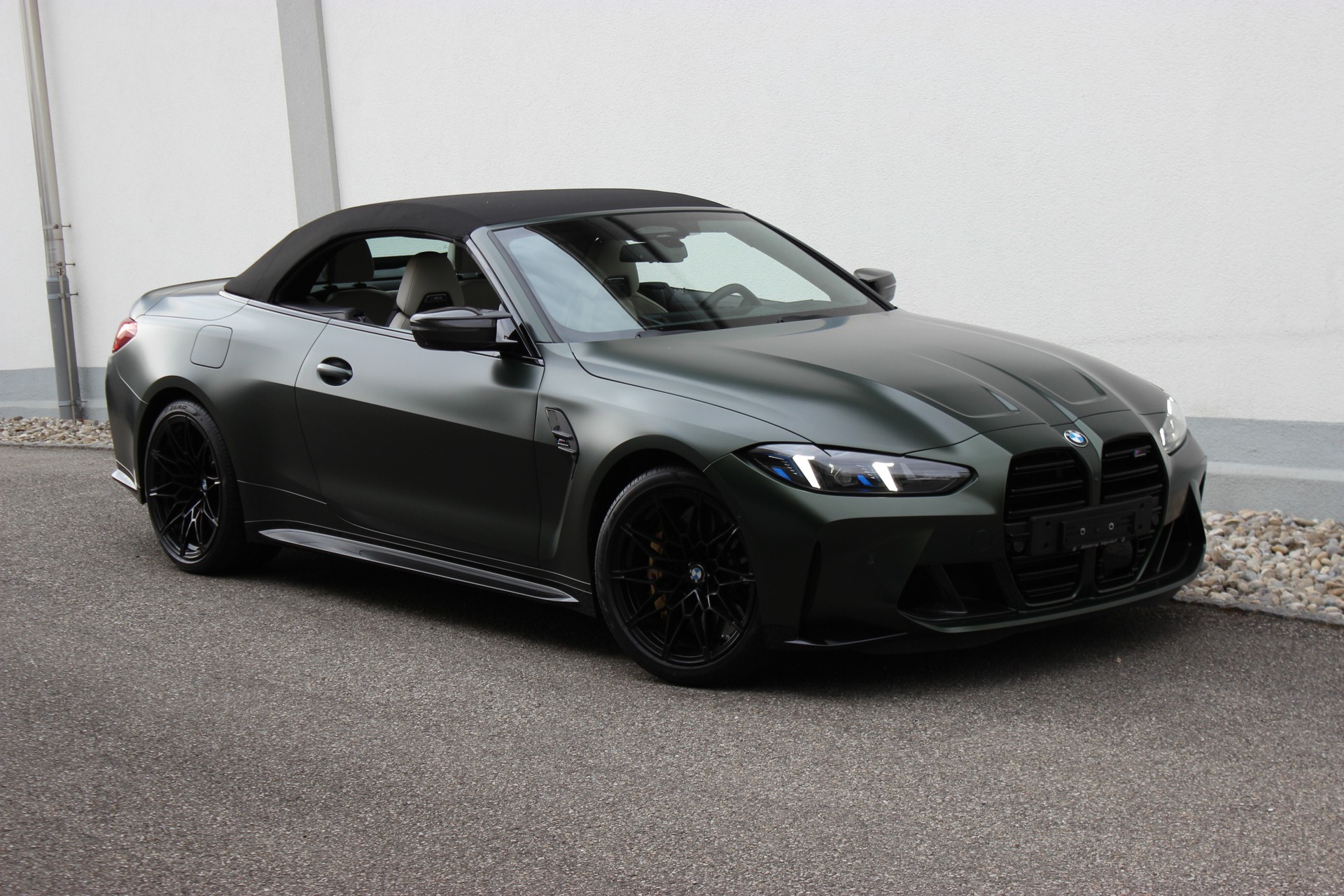 BMW M4 Cabrio Competition M CARBON EXTERIEURPAKET Individual *Frozen Deep Green*-image-2